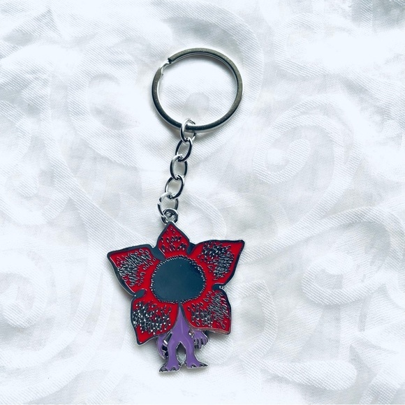 Stranger Things - Lot of 2 NEW - Demogorgon Keychain & Demogorgon Hawkins Pin - Picture 4 of 11